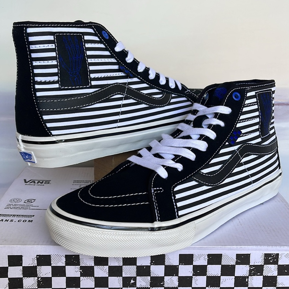 Vans WMNS Skate Sk8-Hi D
Breana Geering Black/White
VN0A5KYBBA2
Sneakers